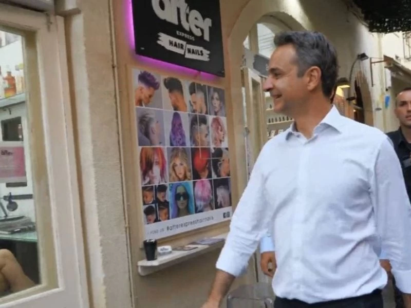 Πρωινό μπάνιο στα Χανιά για Μητσοτάκη και Μαρέβα (εικόνες)